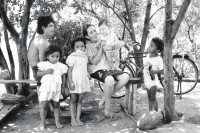Image of sheet 19930620 photo 28: © 1993, OLIVIA HEUSSLER/ www.clic.li
Eine Familie wartet auf die Behandlung durch eine traditionelle Heilerin. Nicaragua 1993 √ 
traditional medicine Healer Health care Heailing family children Group gruppenbild