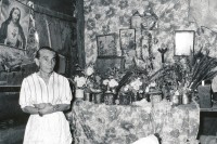 Image of sheet 19930620 photo 31: © 1993, OLIVIA HEUSSLER/ www.clic.li
Die Heilerin Doña Dominga vor ihrem Altar bei sich zu Hause. Nicaragua 1993 √

traditional health care medicine natural ISNAYA Naturheilmedizin healing sobadora religion catolic jesus maria curandera naturheilmedizin