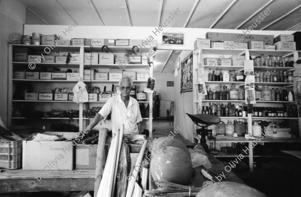 Image of sheet 19930630 photo 14: Vor der Apotheke Sta. Martha von Juan Ramon Zavala in Condega. Interieur. Er verkauft Organische und Chemische Heilmedizin. Portrait