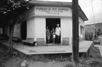 Image of sheet 19930630 photo 16: Vor der Apotheke Sta. Martha von Juan Ramon Zavala in Condega. Interieur. Er verkauft Organische und Chemische Heilmedizin. Esteli Nicaragua 1993