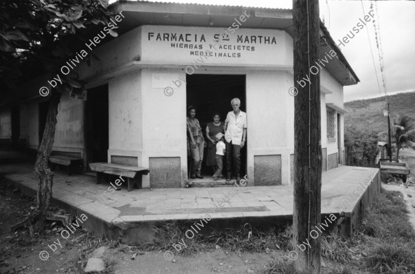 Image of sheet 19930630 photo 16: Vor der Apotheke Sta. Martha von Juan Ramon Zavala in Condega. Interieur. Er verkauft Organische und Chemische Heilmedizin. Esteli Nicaragua 1993