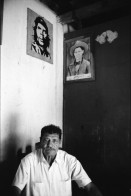 Image of sheet 19930630 photo 23: Vor der Apotheke Sta. Martha von Juan Ramon Zavala in Condega. Interieur. Er verkauft Organische und Chemische Heilmedizin. Portrait von Juan Alberto Benavidez, Heiler in Pueblo Nuevo. In seinem Garten. Sohn : Cervando José Benavidez Espinoza Pension Laura 1 c. al norte Pueblo Nuevo- Esteli Nicaragua 1993
