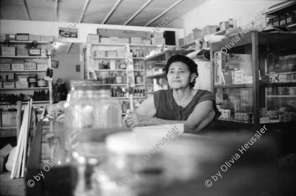 Image of sheet 19930630 photo 6: Vor der Apotheke Sta. Martha von Juan Ramon Zavala in Condega. Interieur. Er verkauft Organische und Chemische Heilmedizin. Portrait von Juan Alberto Benavidez, Heiler in Pueblo Nuevo. In seinem Garten. Sohn : Cervando José Benavidez Espinoza Pension Laura 1 c. al norte Pueblo Nuevo- Esteli Nicaragua 1993