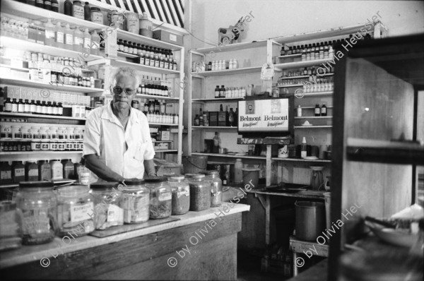 Image of sheet 19930630 photo 7: Vor der Apotheke Sta. Martha von Juan Ramon Zavala in Condega. Interieur. Er verkauft Organische und Chemische Heilmedizin. Esteli Nicaragua 1993