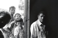 Image of sheet 19930640 photo 11: Der Heiler Juan Alberto Benavidez bei sich zu Hause mit den Kinder von der Strasse in Pueblo Nuevo. Nicaragua 1993 √ 

traditional health care medicine natural ISNAYA Naturheilmedizin healing healer sobador plants plantas popular