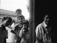Image of sheet 19930640 photo 12: Kinder im Haus von Juan Alberto Benavides. Portrait. An der Türe. Esteli: Kind steht im Regenmantel an Türe und wartet auf Hurricane. Hurrikan Fluss. Zwei Frauen auf Fahrrad Velo. Trauerzug für Julio Cesar Izcano Perez, 50. Von unbekannten in Chontales umgebracht. Beim Käsekaufen. Nicaragua 1993

traditional health care medicine natural ISNAYA Naturheilmedizin healing healer sobador plants plantas popular