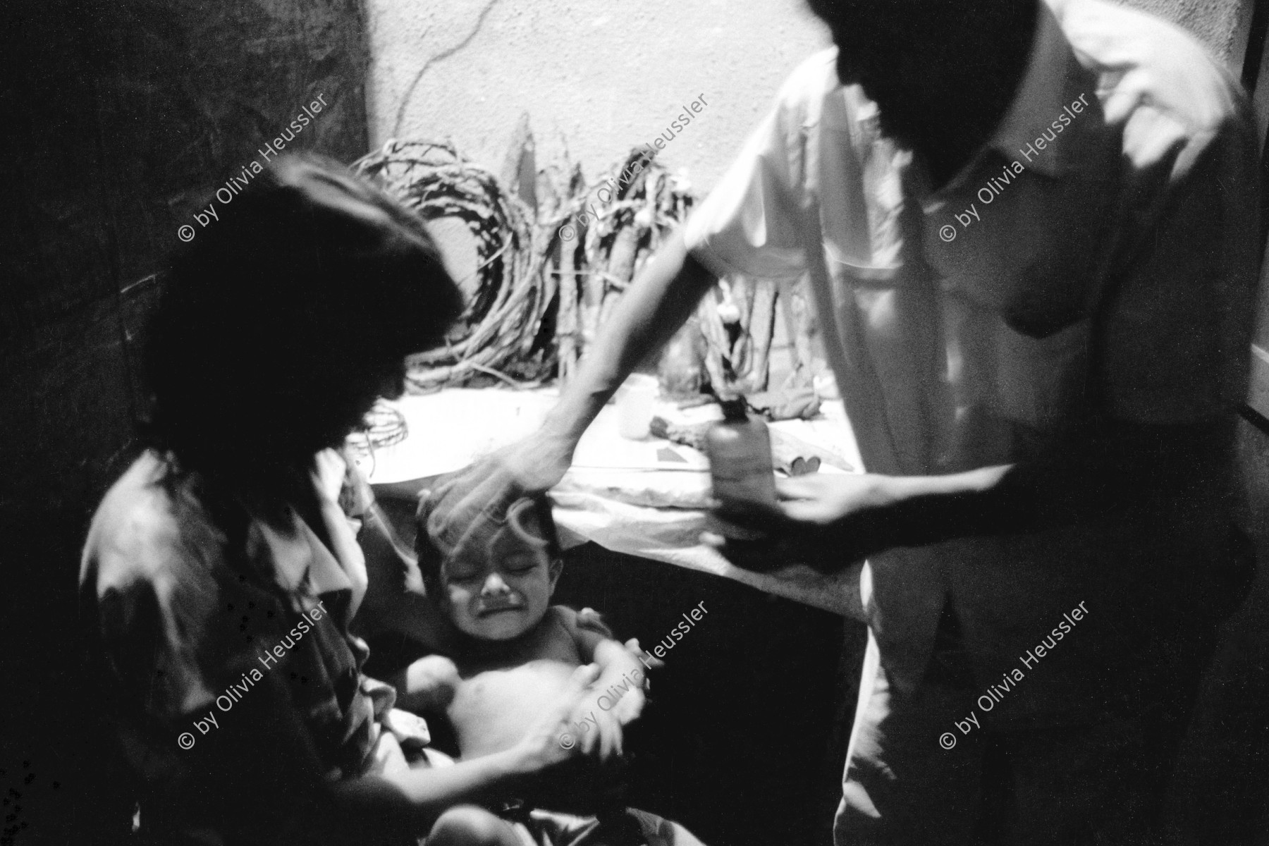 Image of sheet 19930640 photo 14: Der Heiler Juan Alberto Benavidez betreut ein kleiner Junge bei sich zu Hause. Nicaragua 1993 √
traditional health care medicine natural ISNAYA Naturheilmedizin healing healer sobador plants plantas popular therapy child mother