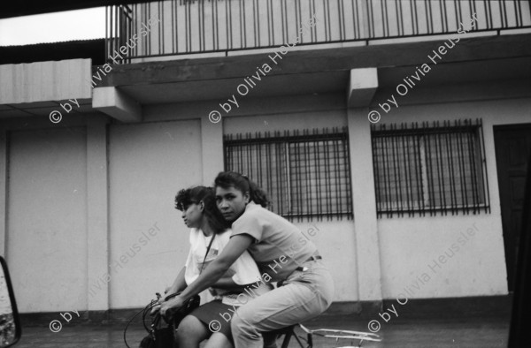 Image of sheet 19930640 photo 20: Kinder im Haus von Juan Alberto Benavides. Portrait. An der Türe. Esteli: Kind steht im Regenmantel an Türe und wartet auf Hurricane. Hurrikan Fluss. Zwei Frauen auf Fahrrad Velo. Trauerzug für Julio Cesar Izcano Perez, 50. Von unbekannten in Chontales umgebracht. Beim Käsekaufen. Nicaragua 1993

traditional health care medicine natural ISNAYA Naturheilmedizin healing healer sobador plants plantas popular