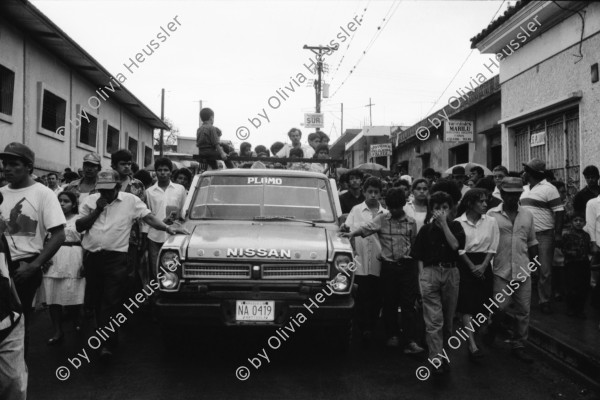 Image of sheet 19930640 photo 23: Kinder im Haus von Juan Alberto Benavides. Portrait. An der Türe. Esteli: Kind steht im Regenmantel an Türe und wartet auf Hurricane. Hurrikan Fluss. Zwei Frauen auf Fahrrad Velo. Trauerzug für Julio Cesar Izcano Perez, 50. Von unbekannten in Chontales umgebracht. Beim Käsekaufen. Nicaragua 1993

traditional health care medicine natural ISNAYA Naturheilmedizin healing healer sobador plants plantas popular