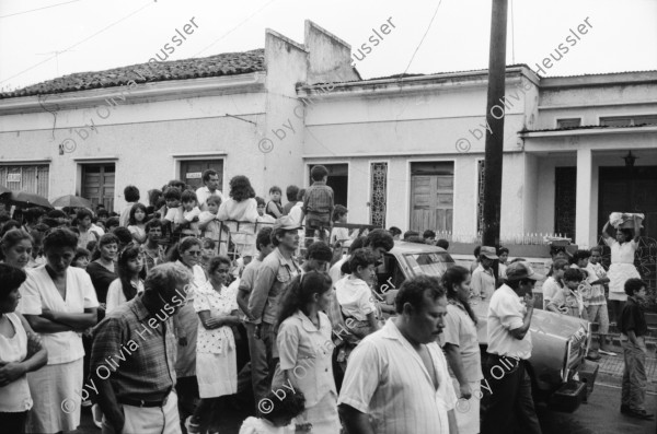 Image of sheet 19930640 photo 24: Kinder im Haus von Juan Alberto Benavides. Portrait. An der Türe. Esteli: Kind steht im Regenmantel an Türe und wartet auf Hurricane. Hurrikan Fluss. Zwei Frauen auf Fahrrad Velo. Trauerzug für Julio Cesar Izcano Perez, 50. Von unbekannten in Chontales umgebracht. Beim Käsekaufen. Nicaragua 1993

traditional health care medicine natural ISNAYA Naturheilmedizin healing healer sobador plants plantas popular