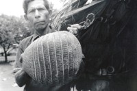 Image of sheet 19930650 photo 20: © 1993, OLIVIA HEUSSLER/ www.clic.li
Heiler Sobador Don Guillermo Guerrero zeigt mir die Schale eines Armadillo Dasypodidae Gürteltier und spielt in der traditionellen Heilmedizin eine grosse Rolle. Beim Vulkan volcan Cosigüina Chinandega Nicaragua 1993 √ 
traditional health care medicine natural ISNAYA Naturheilmedizin healing healer sobador plants plantas popular