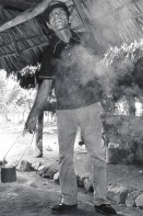 Image of sheet 19930650 photo 22: Heiler Sobador Don Guillermo benützt Weihrauch als Vorbereitung fürs Heilen. Er arbeitet seit Jahren in der traditionellen Heilmedizin. Cosigüina Chinandega Nicaragua 1993 √


traditional health care medicine natural ISNAYA Naturheilmedizin healing healer sobador plants plantas popular