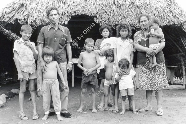 Image of sheet 19930650 photo 33: Die Familie des Heilers und Bauers Don Guillermo Guerrero vor seiner Hütte aus Stroh in Cosigüina Chinandega Nicaragua 1993 √

Guerrero: - Colonia Narciso Zepeda. De la Texaco 2 cuadras al norte 75 varas al oeste. Casa de Cecilio Rodriguez. El Viejo

Don Guillermo hat mit seiner Frau 28 Kinder gezeugt davon sind drei Zwillingspaare

traditional health care medicine natural ISNAYA Naturheilmedizin healing healer sobador plants plantas popular Gruppenbild family