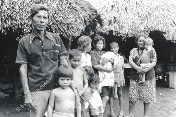 Image of sheet 19930650 photo 37: Die Familie des Heilers und Bauers Don Guillermo Guerrero vor seiner Hütte aus Stroh in Cosigüina Chinandega Nicaragua 1993 √

Guerrero: - Colonia Narciso Zepeda. De la Texaco 2 cuadras al norte 75 varas al oeste. Casa de Cecilio Rodriguez. El Viejo

Don Guillermo hat mit seiner Frau 28 Kinder gezeugt davon sind drei Zwillingspaare

traditional health care medicine natural ISNAYA Naturheilmedizin healing healer sobador plants plantas popular Gruppenbild family