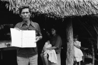 Image of sheet 19930660 photo 2: frtsg. 930650 Portrait Don Guillermo. Cosigüina chinandega
Pueblo Nuevo Juan Alberto Benavidez beim Heilen in seinem Lokal Nicaragua 1993

traditional health care medicine natural ISNAYA Naturheilmedizin healing sobador