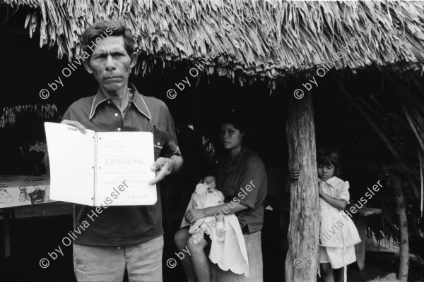 Image of sheet 19930660 photo 2: frtsg. 930650 Portrait Don Guillermo. Cosigüina chinandega
Pueblo Nuevo Juan Alberto Benavidez beim Heilen in seinem Lokal Nicaragua 1993

traditional health care medicine natural ISNAYA Naturheilmedizin healing sobador