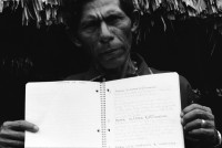 Image of sheet 19930660 photo 3: frtsg. 930650 Portrait Don Guillermo. Cosigüina chinandega
Pueblo Nuevo Juan Alberto Benavidez beim Heilen in seinem Lokal Nicaragua 1993

traditional health care medicine natural ISNAYA Naturheilmedizin healing sobador
