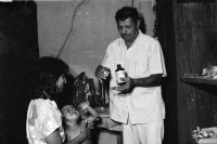 Image of sheet 19930660 photo 37: frtsg. 930650 Portrait Don Guillermo. Cosigüina chinandega
Pueblo Nuevo Juan Alberto Benavidez beim Heilen in seinem Lokal Nicaragua 1993

traditional health care medicine natural ISNAYA Naturheilmedizin healing sobador