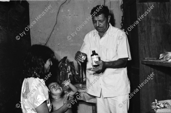 Image of sheet 19930660 photo 37: frtsg. 930650 Portrait Don Guillermo. Cosigüina chinandega
Pueblo Nuevo Juan Alberto Benavidez beim Heilen in seinem Lokal Nicaragua 1993

traditional health care medicine natural ISNAYA Naturheilmedizin healing sobador