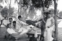 Image of sheet 19930670 photo 17: Arbeiter - in der Hängematte Hamaca - der Zucker produktion während ihres Streikes in Managua Nicaragua 1993 √ Nemagon 
Strike worker sugar plantagen work arbeit industry protest conflict product producer trabajo azugar huelga streik Gruppenbild
