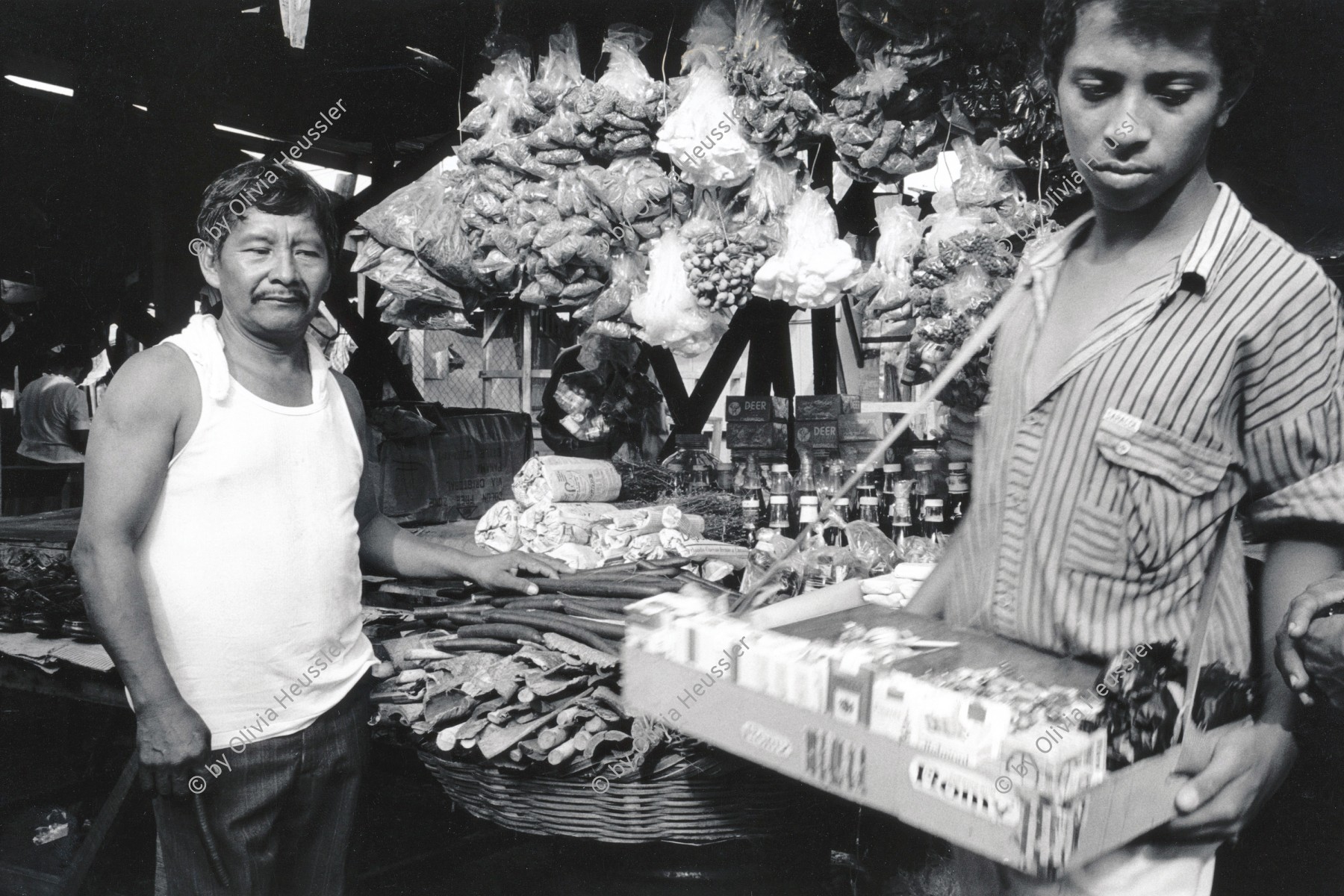 Image of sheet 19930670 photo 33: Ein Mann verkauft Produkte für die traditionelle Heilmedizin. Managua Nicaragua 1993 √ market selling products man men 
traditional health care medicine natural Naturheilmedizin healing healer sobador plants plantas popular