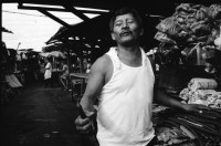 Image of sheet 19930680 photo 1: frtsg. 930670 Mercado Oriental Verkäufer. Betrieb Markt. Alte Frau mit Ruda im Korb und in den Haaren. Korb mit Hähnchen. Kontrollgang eines Polizisten. Managua Nicaragua 1993