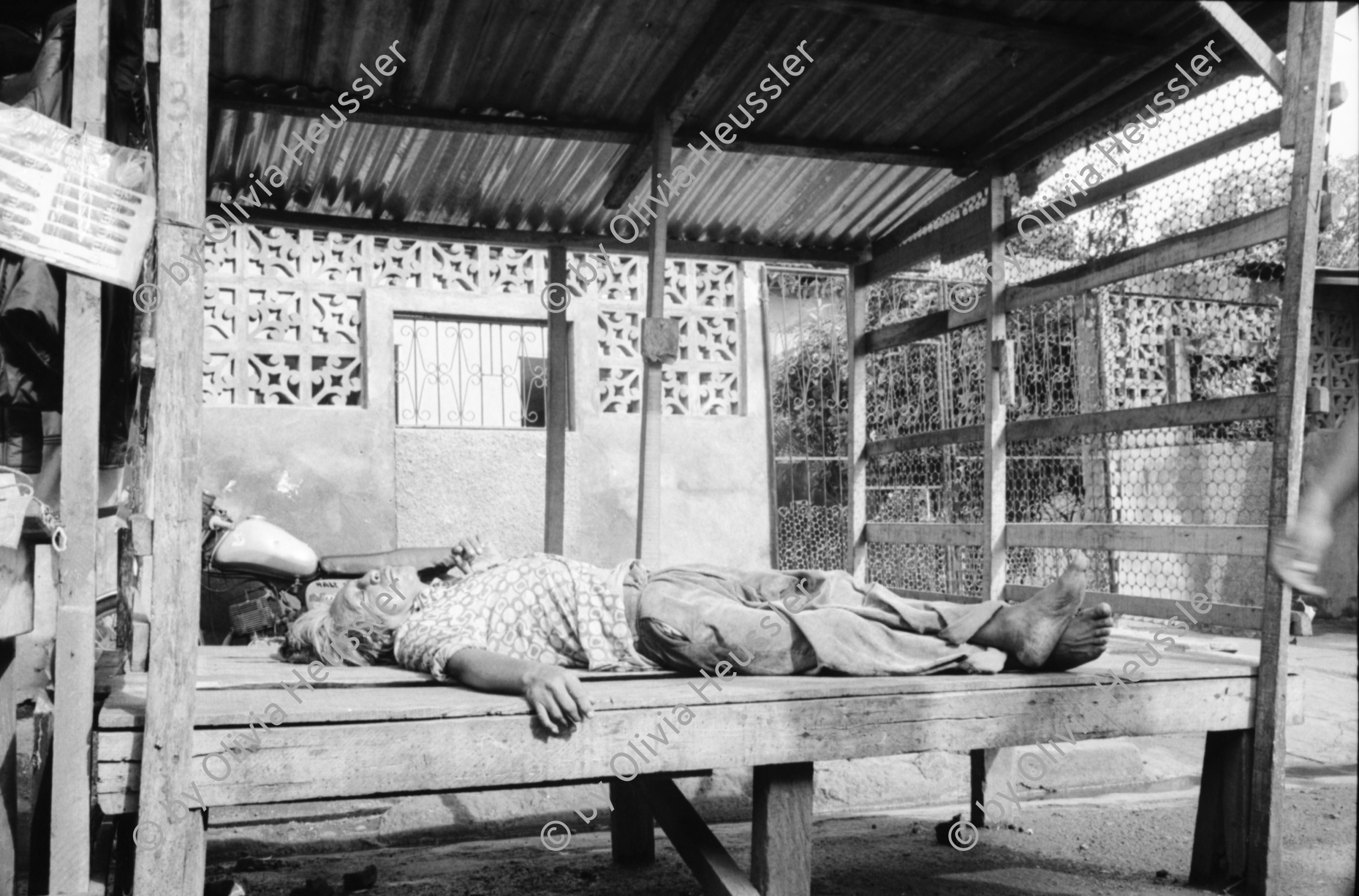 Image of sheet 19930680 photo 15: frtsg. 930670 Mercado Oriental Verkäufer. Betrieb Markt. Alte Frau mit Ruda im Korb und in den Haaren. Korb mit Hähnchen. Kontrollgang eines Polizisten. Managua Nicaragua 1993