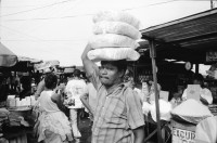 Image of sheet 19930680 photo 17: frtsg. 930670 Mercado Oriental Verkäufer. Betrieb Markt. Alte Frau mit Ruda im Korb und in den Haaren. Korb mit Hähnchen. Kontrollgang eines Polizisten. Managua Nicaragua 1993