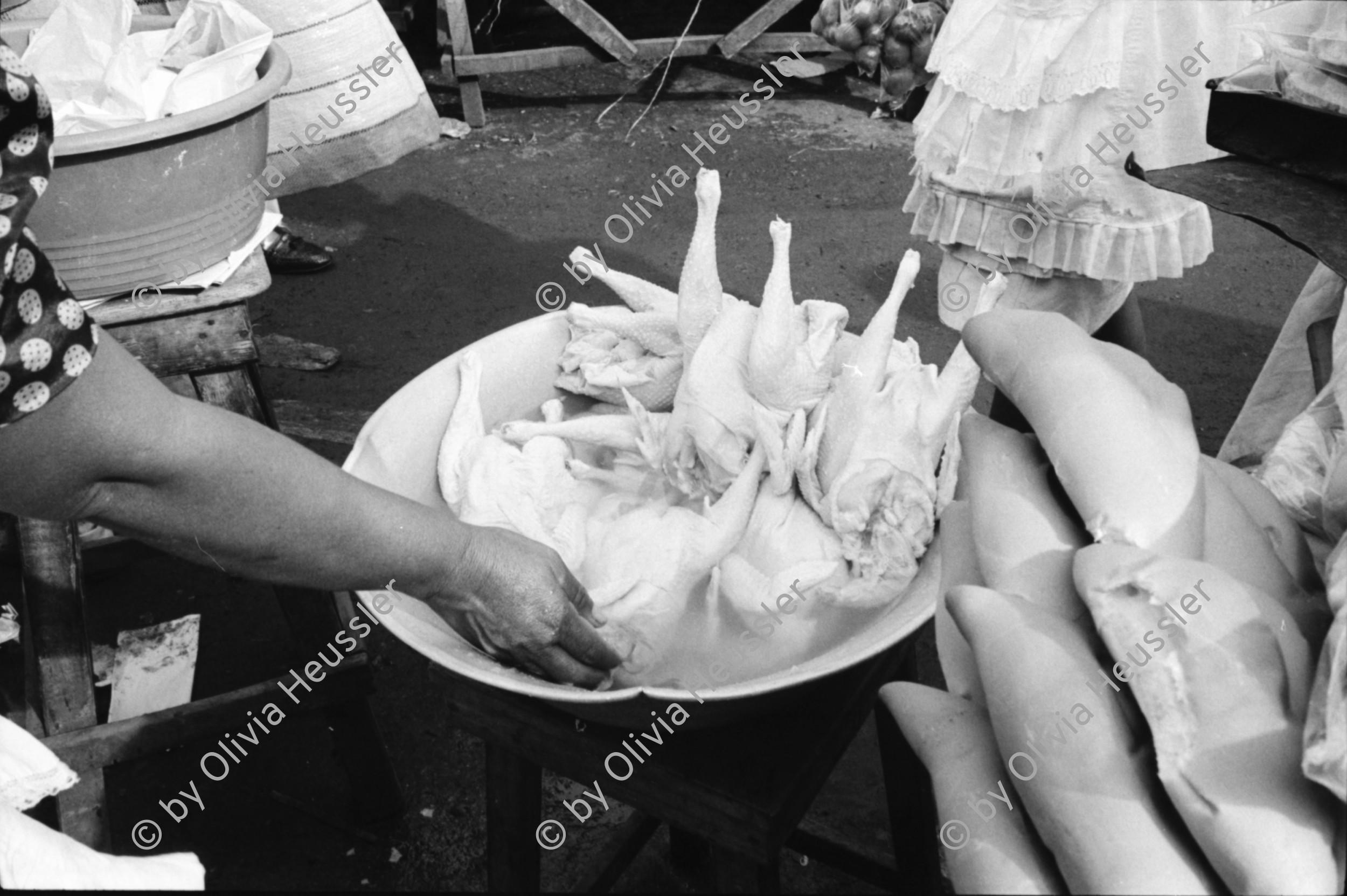 Image of sheet 19930680 photo 20: frtsg. 930670 Mercado Oriental Verkäufer. Betrieb Markt. Alte Frau mit Ruda im Korb und in den Haaren. Korb mit Hähnchen. Kontrollgang eines Polizisten. Managua Nicaragua 1993