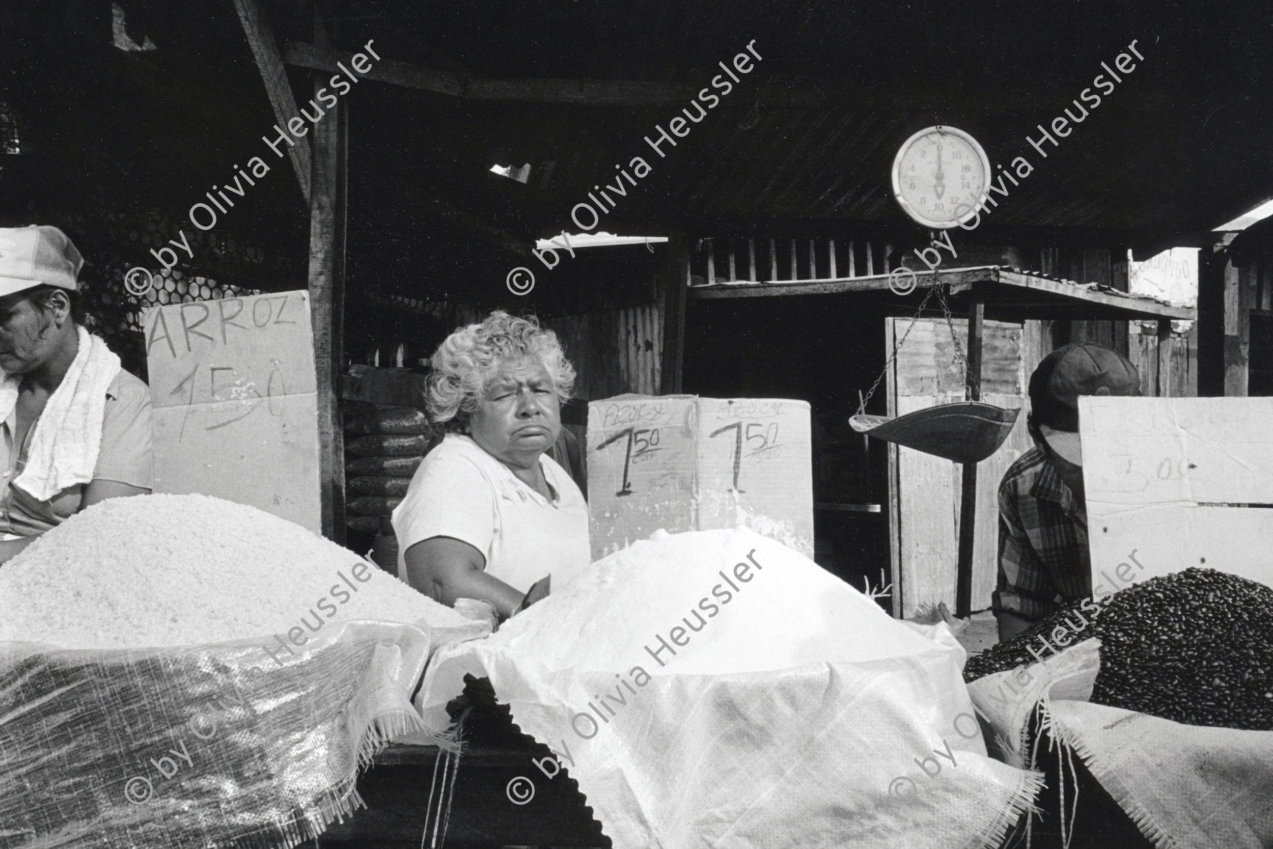 Image of sheet 19930680 photo 21: © 1993, OLIVIA HEUSSLER/ www.clic.li
Diese Frau verkauft am 'Mercado Oriental' in Managua, ihre Ware.  1993 Nicaragua √
traditional natural popular Markt market arroz beanes Bohnen Reis Rice vendedora verkäferin verkauf