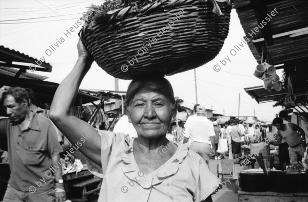 Image of sheet 19930680 photo 31: frtsg. 930670 Mercado Oriental Verkäufer. Betrieb Markt. Alte Frau mit Ruda im Korb und in den Haaren. Korb mit Hähnchen. Kontrollgang eines Polizisten. Managua Nicaragua 1993