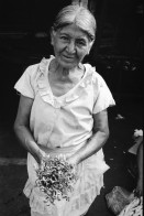 Image of sheet 19930680 photo 34: frtsg. 930670 Mercado Oriental Verkäufer. Betrieb Markt. Alte Frau mit Ruda im Korb und in den Haaren. Korb mit Hähnchen. Kontrollgang eines Polizisten. Managua Nicaragua 1993