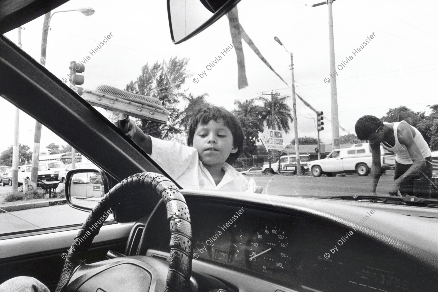 Image of sheet 19930680 photo 37: Ein Junge arbeitet in den Strassen Managuas als Fensterreiniger. Nicaragua 8. 1993 √