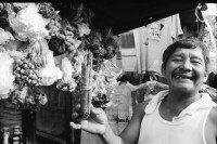 Image of sheet 19930680 photo 6: Dieser Mann verkauft am 'Mercado Oriental'in Managua Heilkräuter und Rinden. 1993 Nicaragua
health natural medicine medicina popular Markt traditionelle Heilmedizin
Zurück von Brot für die Welt