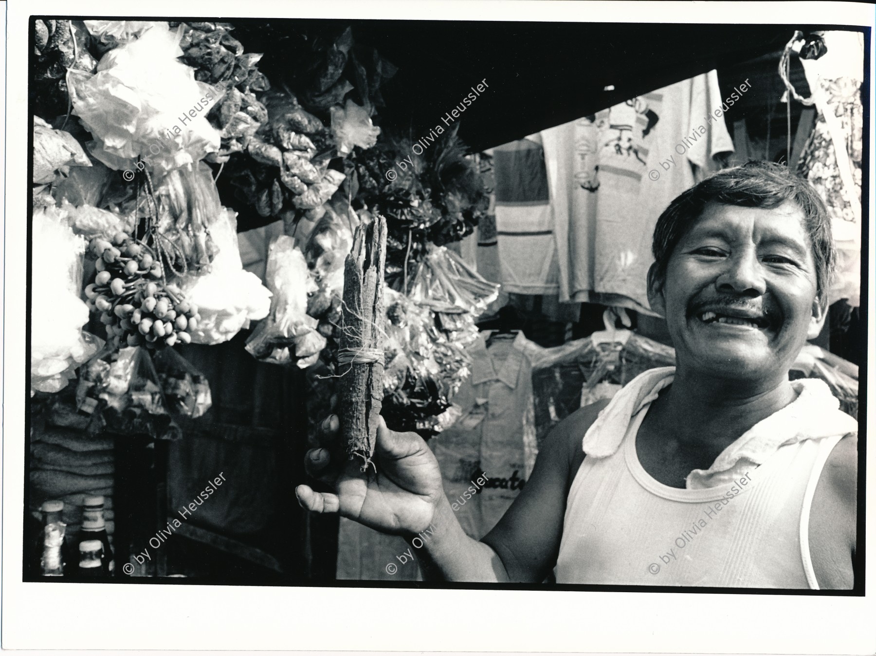 Image of sheet 19930680 photo 6: Dieser Mann verkauft am 'Mercado Oriental'in Managua Heilkräuter und Rinden. 1993 Nicaragua
health natural medicine medicina popular Markt traditionelle Heilmedizin
Zurück von Brot für die Welt