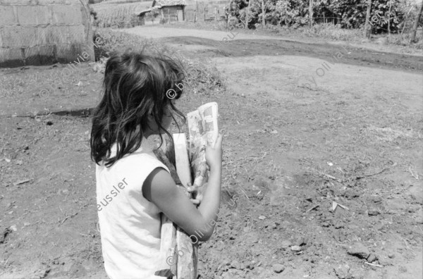 Image of sheet 19930690 photo 24: Portrait Dona Genoveva Zamorra mit ihrem Mann und ihrer Tochter. Kühe vor Kaktus. Brandrodung Jinotepe Barrio Carlos Nunez mit den Schwestern Carmen und Maria Elena (Bild). Nicaragua 1993 traditionelle Heilmedizin Heilerin Healer Healing traditionel health medicine natural