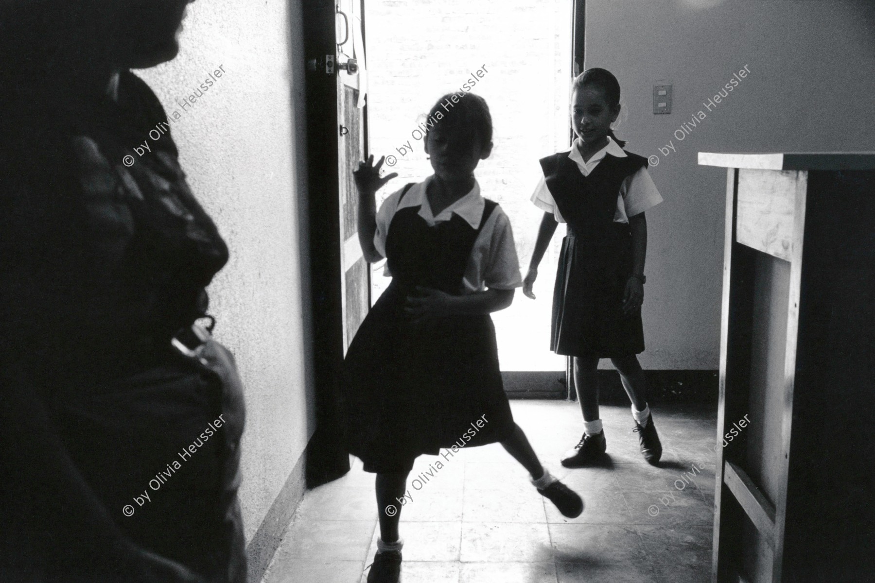 Image of sheet 19930700 photo 2: Zwei Schulmädchen tanzen im Faxbüro Post office Telcor von Esteli. Nicaragua 08.93 1993 √
school girls dancing 
© 1993, OLIVIA HEUSSLER / www.clic.li