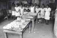 Image of sheet 19930700 photo 32: Die Frauen des Dorfes bereiten zum Fest die typischen Mais- Küchlein zu. San José de Masatepe Nicaragua 1993 √ Rosquillas nicas nicaraguenses