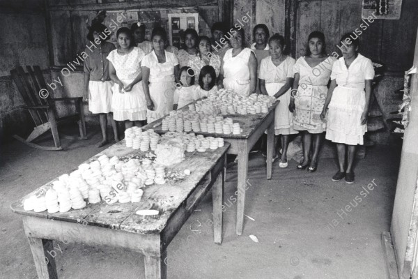 Image of sheet 19930700 photo 32: Die Frauen des Dorfes bereiten zum Fest die typischen Mais- Küchlein zu. San José de Masatepe Nicaragua 1993 √ Rosquillas nicas nicaraguenses