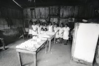 Image of sheet 19930700 photo 33: Die Frauen des Dorfes bereiten zum Fest die typischen Mais- Küchlein vor . San José de Masatepe Nicaragua 1993 √  Rosquillas nicas nicaraguenses
