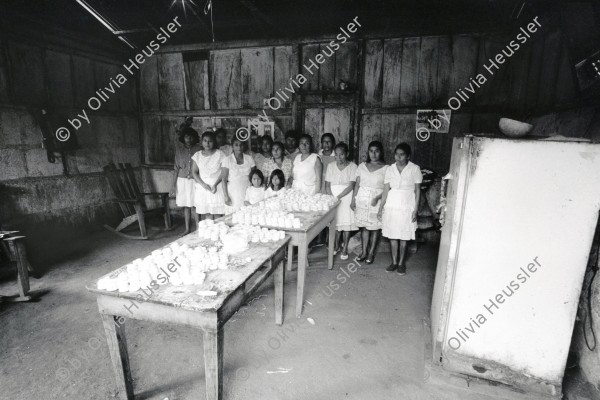 Image of sheet 19930700 photo 33: Die Frauen des Dorfes bereiten zum Fest die typischen Mais- Küchlein vor . San José de Masatepe Nicaragua 1993 √  Rosquillas nicas nicaraguenses