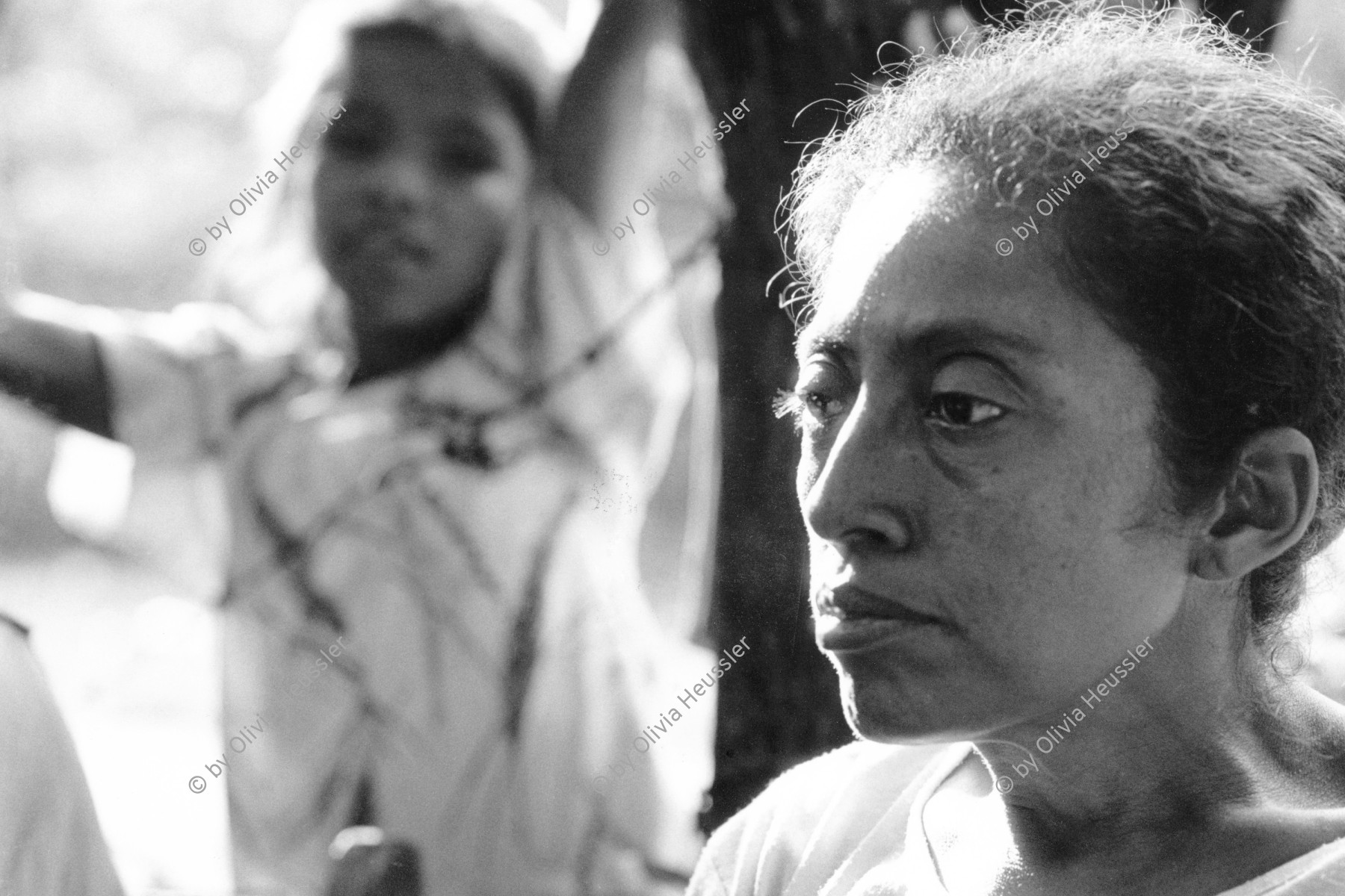 Image of sheet 19930710 photo 11: © 1993, OLIVIA HEUSSLER/ www.clic.li
Portrait eines Mitglied der Gruppe für Heilerinnen in San José de Masatepe. Nicaragua 1993 √ traditional natural health medicine