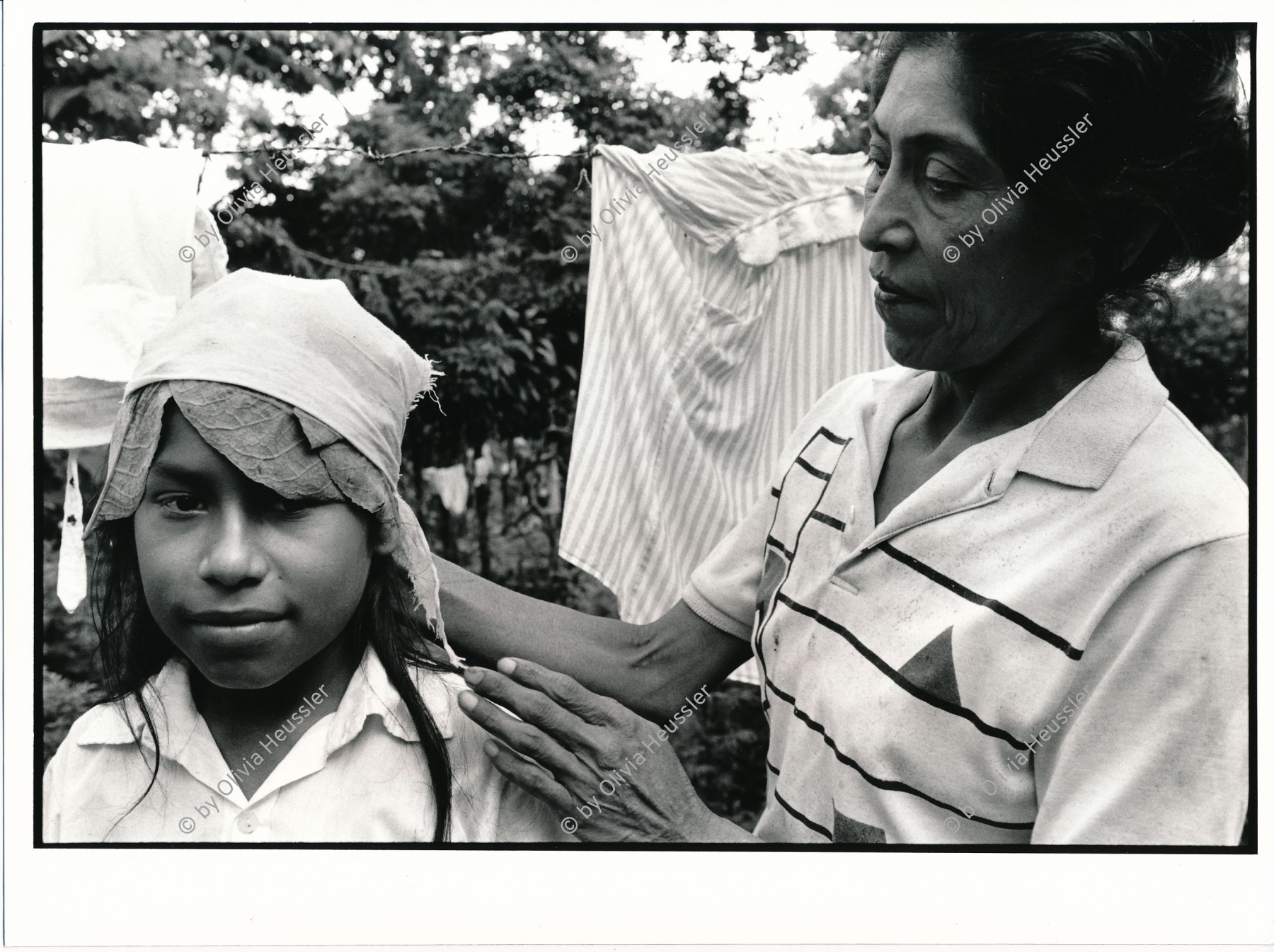 Image of sheet 19930710 photo 16: © 1993, OLIVIA HEUSSLER/ www.clic.li
Eine Heilerin zeigt mir wie sie ein Mädchen mit Blätter gegen Kopfschmerzen behandelt. in San José de Masatepe. Nicaragua 1993 ?
traditional natural health medicine 
Zurück von Brot für die Welt