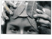 Image of sheet 19930710 photo 19: Ein Mädchen wird mit Blätter gegen Kopfschmerzen behandelt. in San José de Masatepe. Nicaragua Heilmedizin Kopf Heilen Medicina popular 1993 health
zurück von Brot für die Welt
