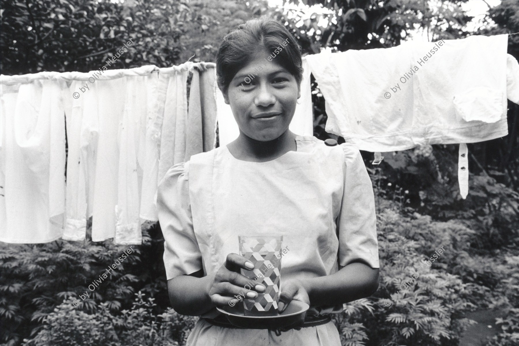 Image of sheet 19930710 photo 21: Eine junge Frau bringt mir Spitzwegerichtee.San José de Masatepe. Nicaragua 1993 √
traditional natural health medicine