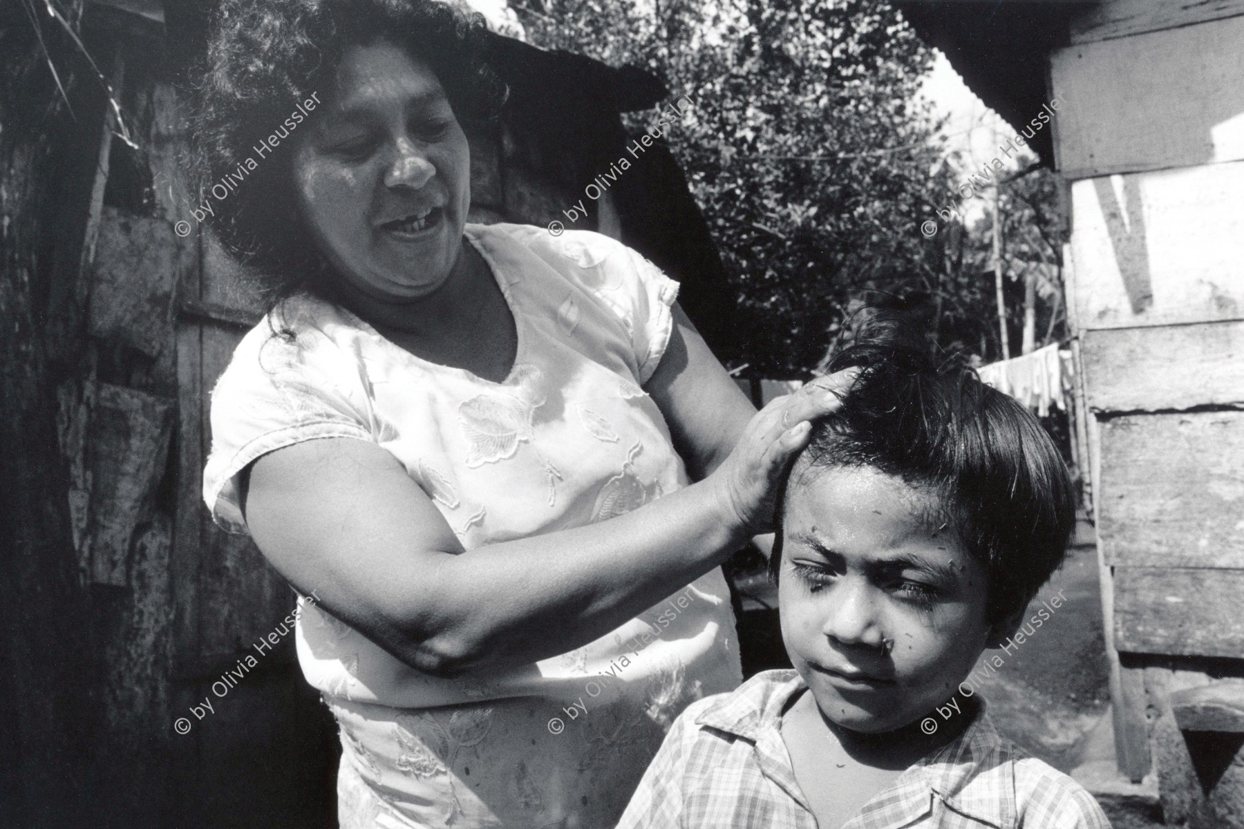 Image of sheet 19930710 photo 31: Die Mutter weiss ihren Sohn mit Heilpflanzen zu behandeln. San José de Masatepe. Nicaragua 1993 √
traditional natural health medicine medical care