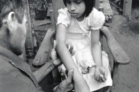 Image of sheet 19930730 photo 12: © 1993, OLIVIA HEUSSLER/ www.clic.li
Don Angel Tijerino behandelt ein Mädchen mit Pflanzen aus seinem Garten und Massagen gegen Verletzung. Ometepe, Nicaragua 1993 √

Don Ángel Tijerino, curandero y especialista en roturas de huesos,
con una paciente. Moyogalpa, Isla Ometepe, Dpto. de Rivas, 1993
Don Ángel Tijerino, herbal healer and specialist for broken bones, treating a patient. Moyogalpa, Ometepe Island, Dep. Rivas, 1993
traditonal health car medical natural medicine plants healer healing