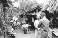 Image of sheet 19930730 photo 23: Beim Heiler Don Angel Tijerino warten schon mehrere PatientInnen in seinem Patio. Ometepe, Nicaragua 1993 √ co deza mediathek
traditonal health car medical natural medicine plants healer healing 
Don Ángel Tijerino, curandero y especialista en roturas de huesos,
con una paciente. Moyogalpa, Isla Ometepe, Dpto. de Rivas, 1993
Don Ángel Tijerino, herbal healer and specialist for broken bones, treating a patient. Moyogalpa, Ometepe Island, Dep. Rivas, 1993
