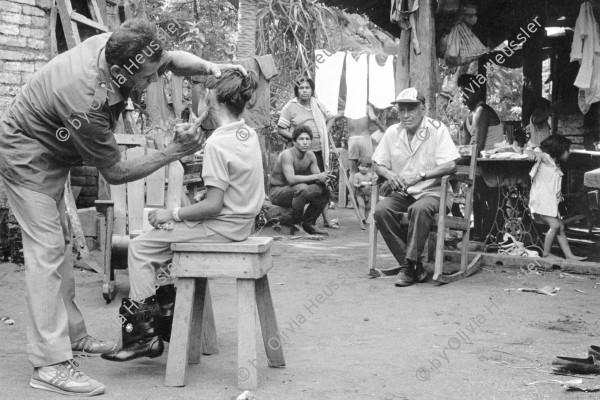 Image of sheet 19930730 photo 24: Heiler Don Angel Tijerino behandelt ein Mädchen mit Pflanzen aus seinem Garten, Ometepe, Nicaragua 1993.

Don Ángel Tijerino, curandero y especialista en roturas de huesos,
con una paciente. Moyogalpa, Isla Ometepe, Dpto. de Rivas, 1993
Don Ángel Tijerino, herbal healer and specialist for broken bones, treating a patient. Moyogalpa, Ometepe Island, Dep. Rivas, 1993