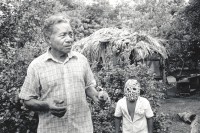 Image of sheet 19930730 photo 7: © 1993, OLIVIA HEUSSLER/ www.clic.li
Don Andrée Lopez ist Heiler und arbeitet mit Pflanzen aus seinem Garten. Esquipulas Ometepe, Nicaragua 1993 √

 traditonal health car medical natural plants healer healing 
Don Andrés López con sus plantas medicinales.
Esquipulas, Isla Ometepe, Dpto. de Rivas, 1993
Don Andrés López with his medicinal plants. Esquipulas, Ometepe Island, Dep. Rivas, 1993